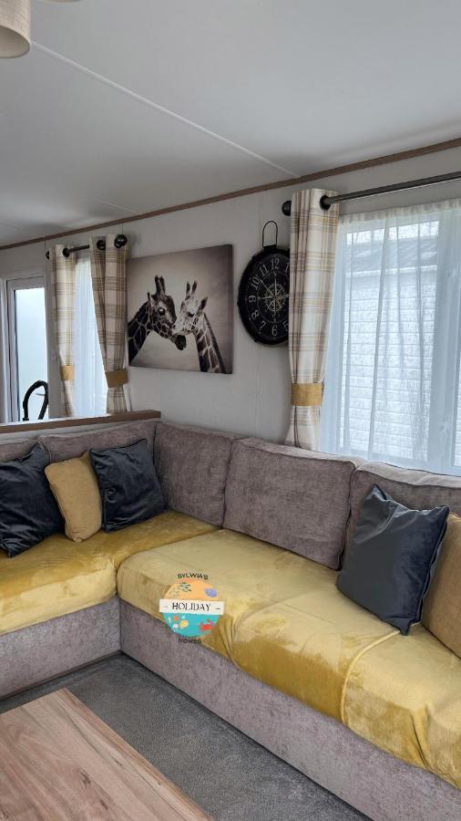 Field View - Martello Beach - Sylwia'S Holiday Homes Jaywick Sands Exterior photo