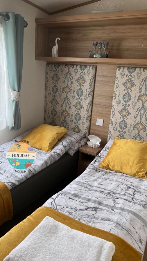 Field View - Martello Beach - Sylwia'S Holiday Homes Jaywick Sands Exterior photo